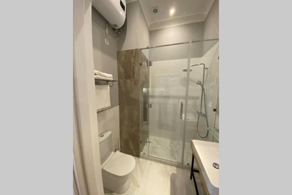 Ferienwohnung Hidden Gem With Its Own Private Entry At Lypky Kiew Exterior foto